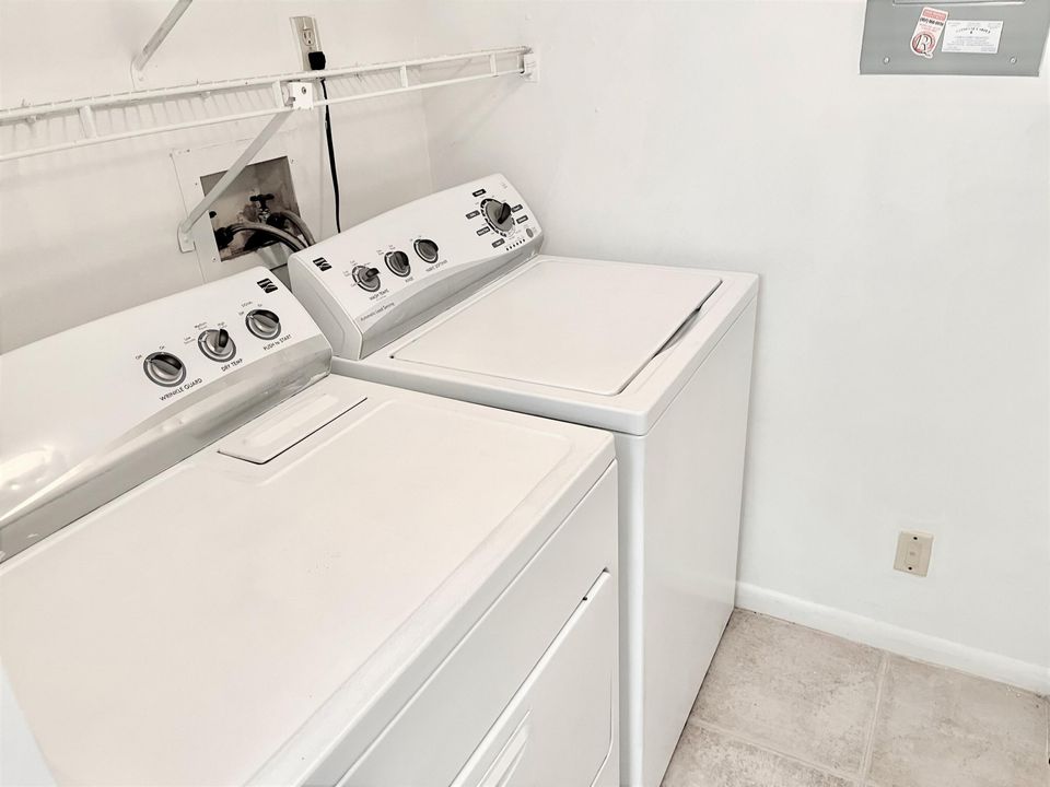 Active With Contract: $1,950 (2 beds, 2 baths, 1115 Square Feet)