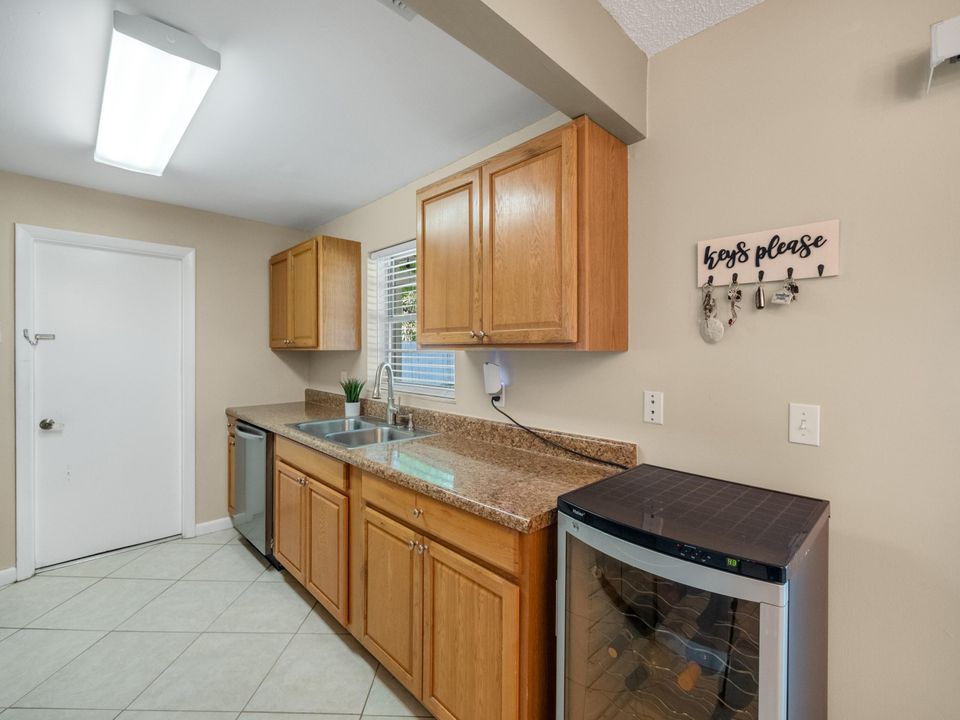 For Sale: $329,000 (2 beds, 2 baths, 1026 Square Feet)