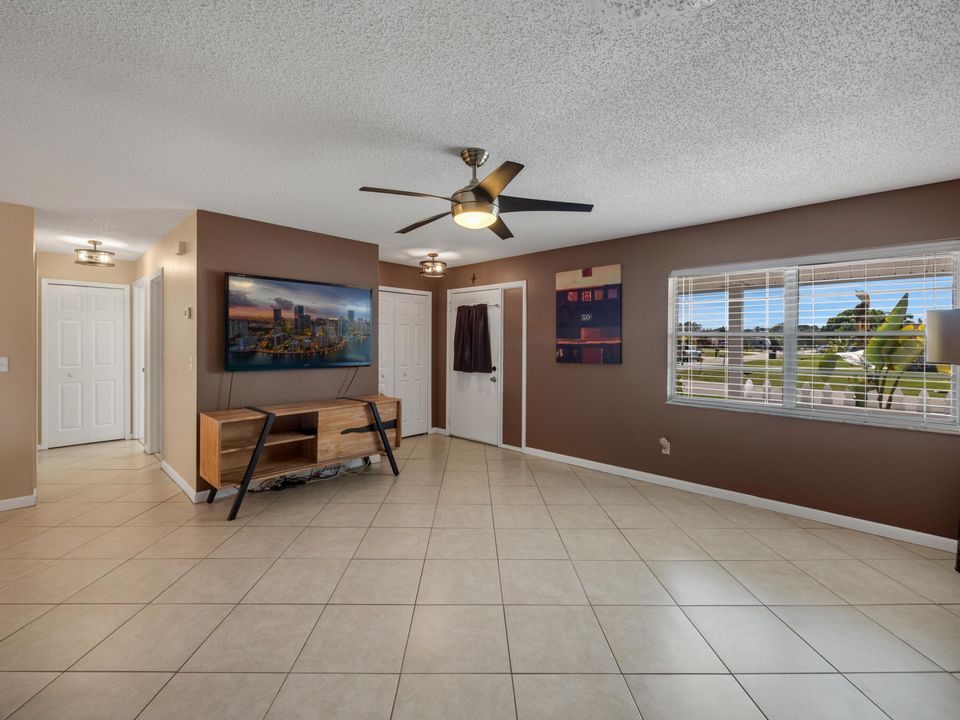 For Sale: $329,000 (2 beds, 2 baths, 1026 Square Feet)