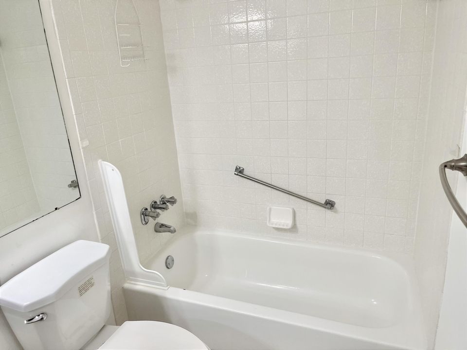 Active With Contract: $1,950 (2 beds, 2 baths, 1115 Square Feet)