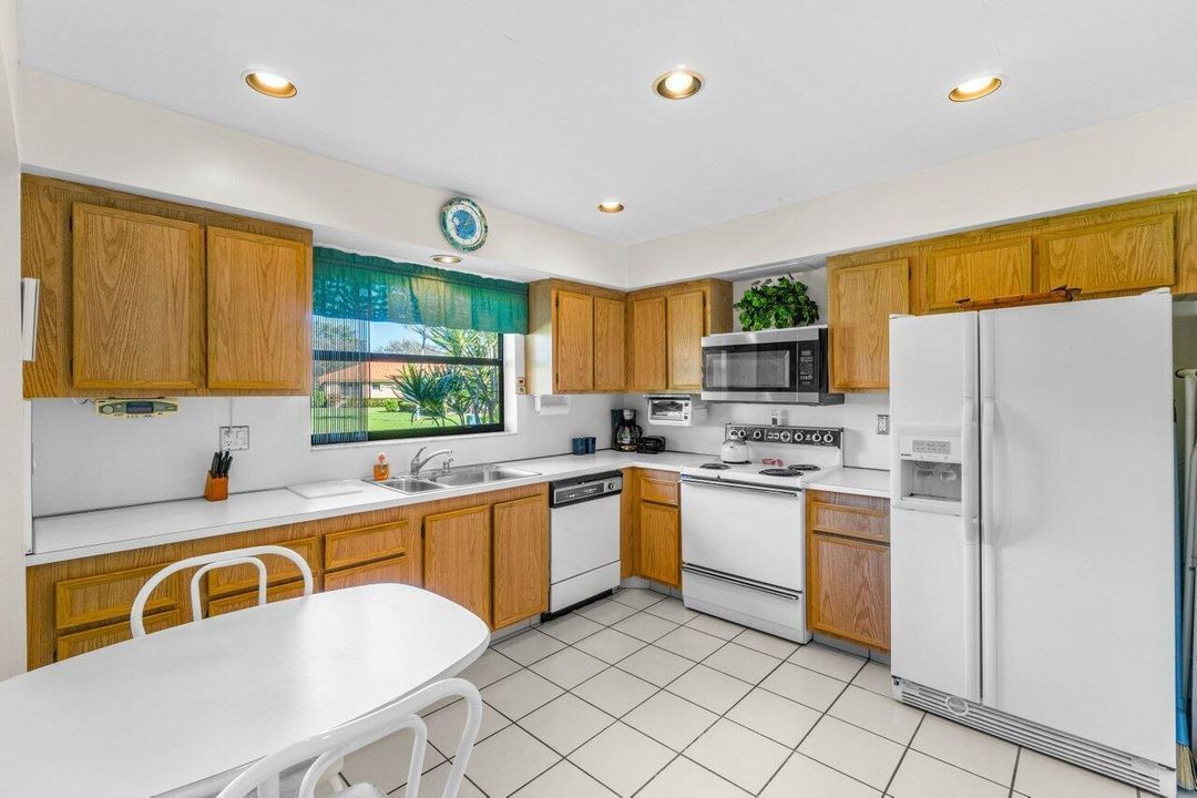 For Sale: $276,900 (2 beds, 2 baths, 1400 Square Feet)