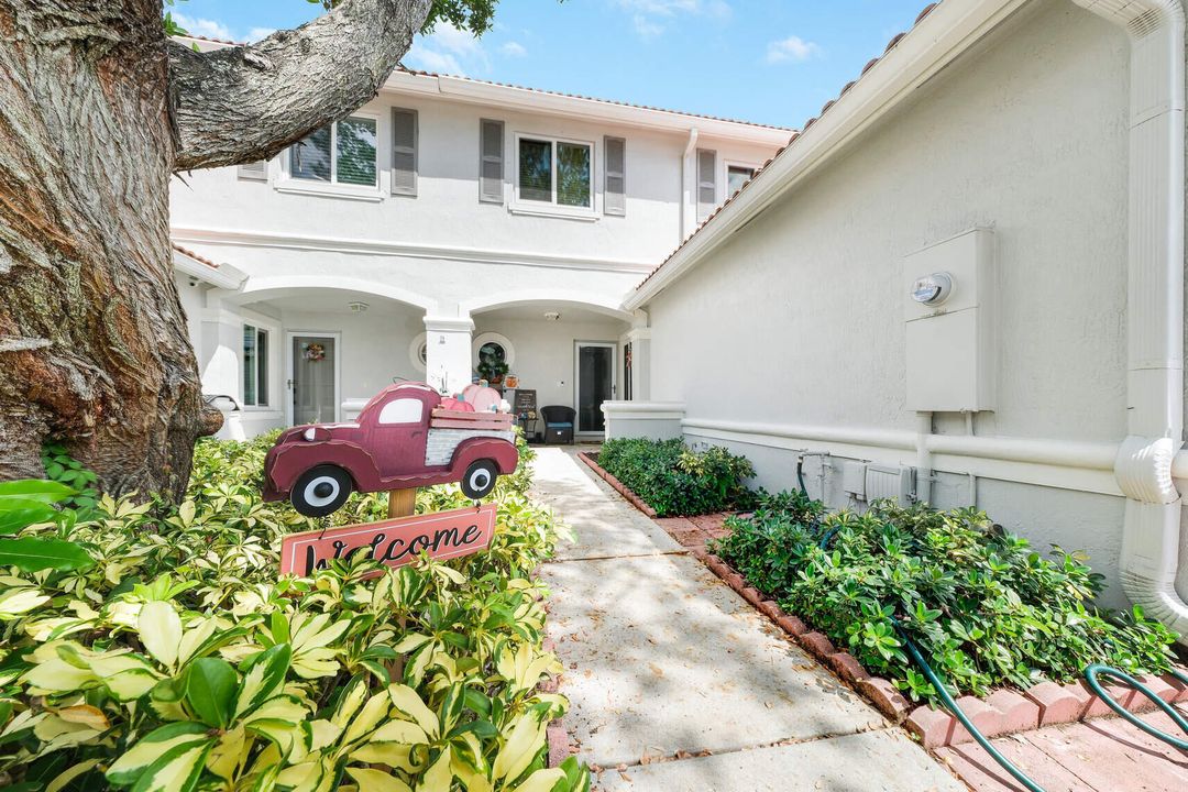 For Sale: $364,800 (3 beds, 2 baths, 1571 Square Feet)