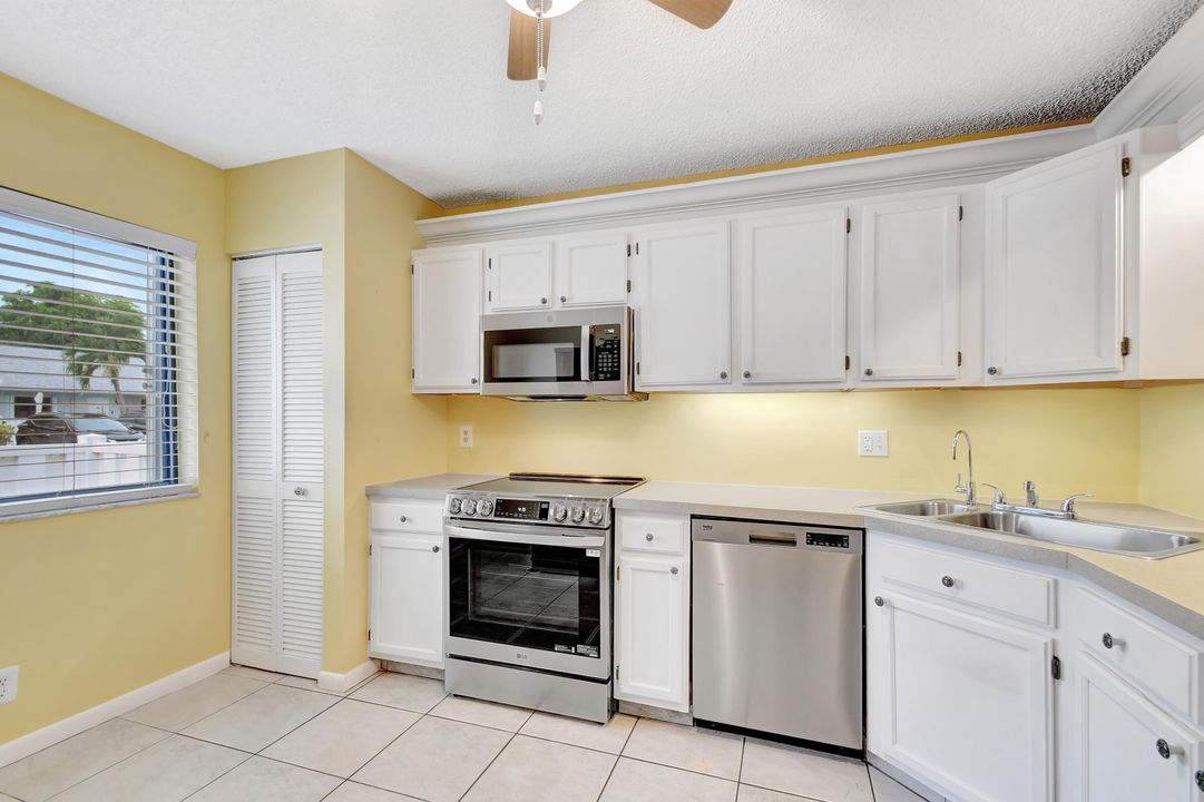 Active With Contract: $229,000 (2 beds, 2 baths, 1127 Square Feet)