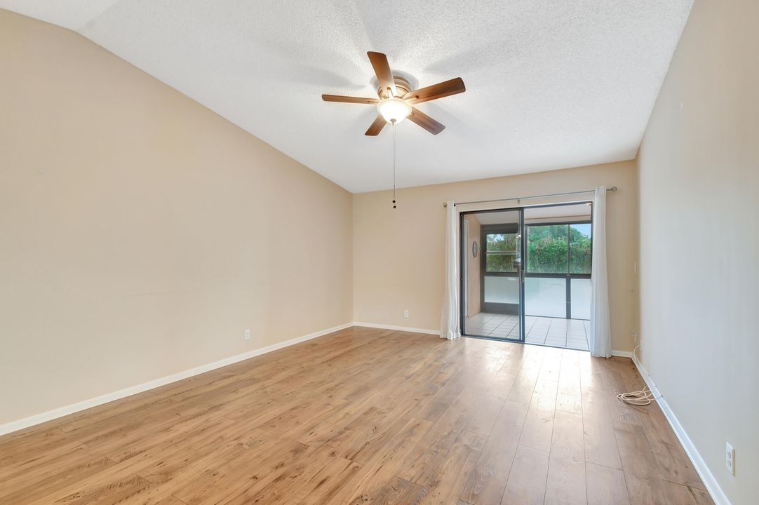 Active With Contract: $229,000 (2 beds, 2 baths, 1127 Square Feet)