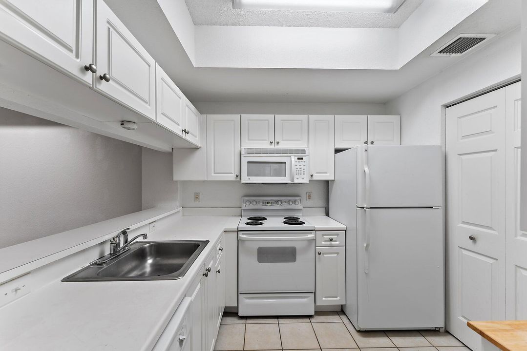 For Rent: $2,600 (2 beds, 2 baths, 978 Square Feet)