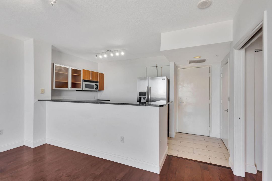 For Rent: $2,600 (1 beds, 1 baths, 760 Square Feet)