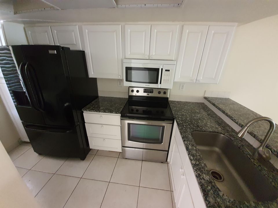 For Rent: $2,050 (2 beds, 2 baths, 1014 Square Feet)