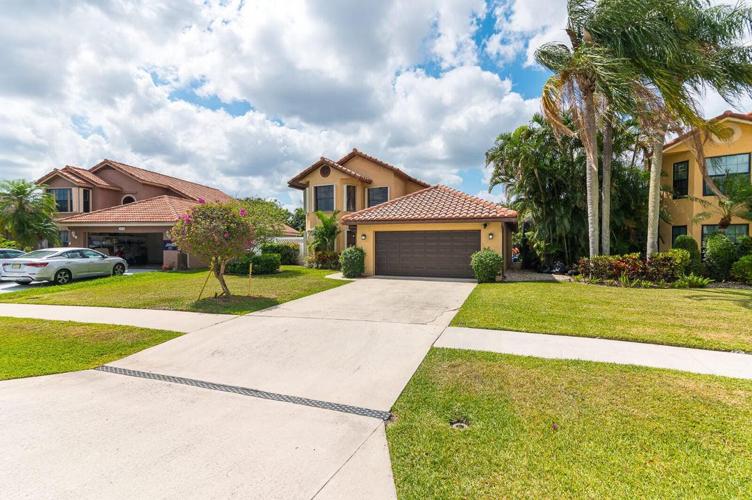 For Sale: $697,000 (3 beds, 2 baths, 1946 Square Feet)