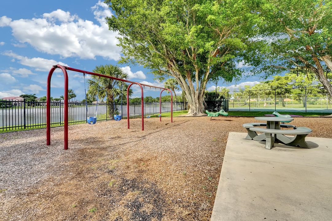 For Sale: $697,000 (3 beds, 2 baths, 1946 Square Feet)