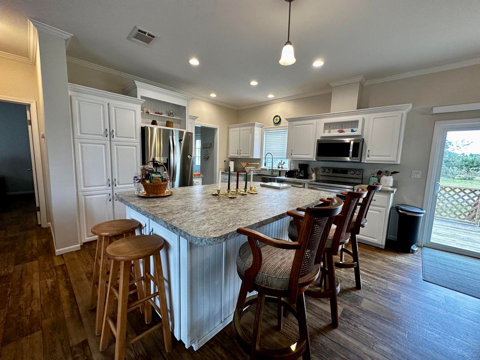 For Sale: $302,900 (3 beds, 2 baths, 1387 Square Feet)