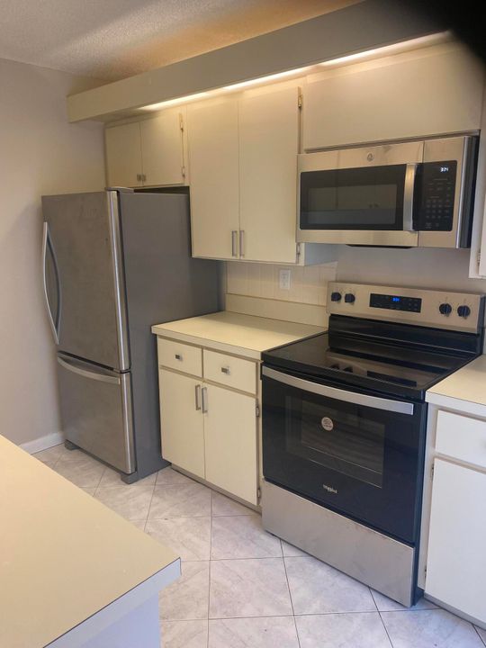 For Rent: $2,700 (2 beds, 2 baths, 1285 Square Feet)