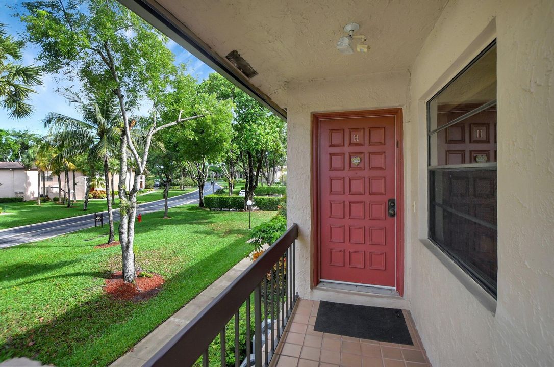 For Sale: $305,000 (2 beds, 2 baths, 1411 Square Feet)