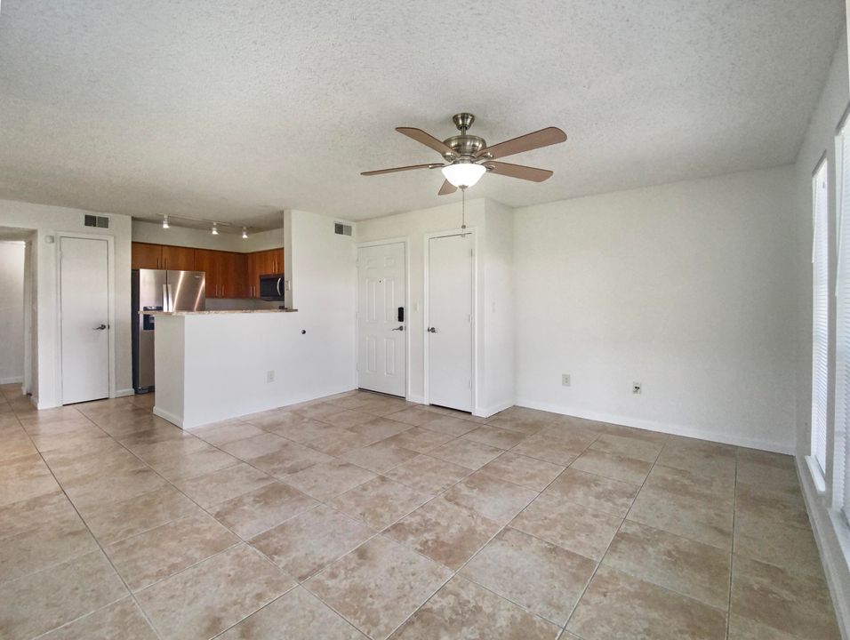 For Rent: $2,475 (2 beds, 2 baths, 948 Square Feet)