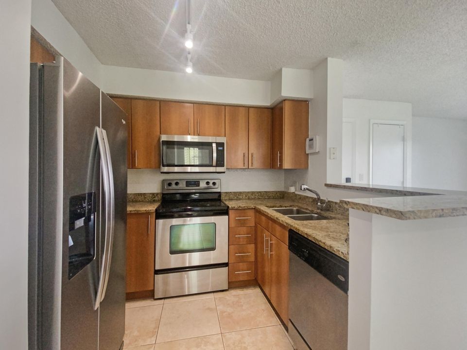 For Rent: $2,475 (2 beds, 2 baths, 948 Square Feet)