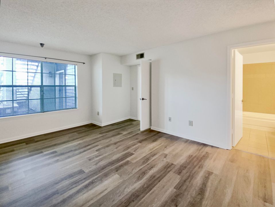 For Rent: $2,475 (2 beds, 2 baths, 948 Square Feet)