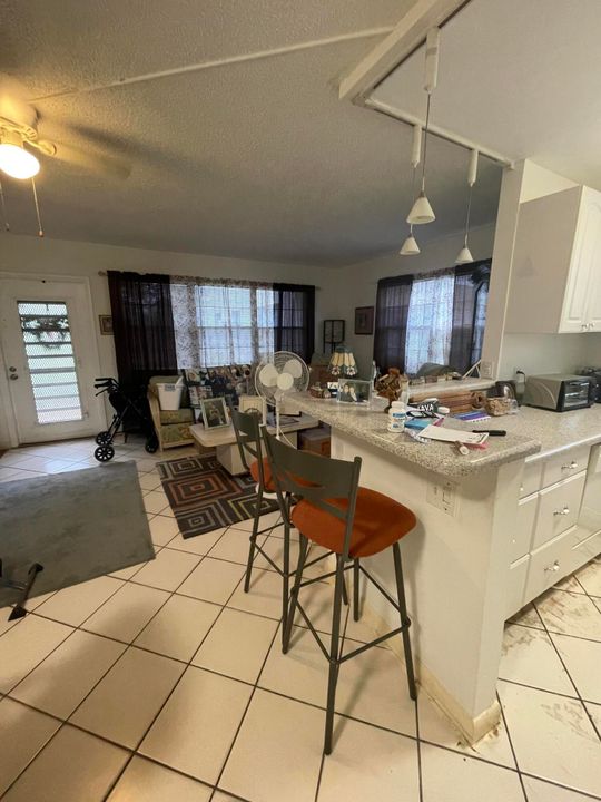 For Rent: $2,600 (1 beds, 1 baths, 700 Square Feet)