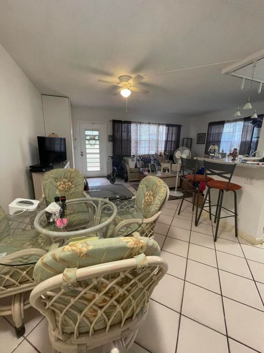 For Rent: $2,600 (1 beds, 1 baths, 700 Square Feet)