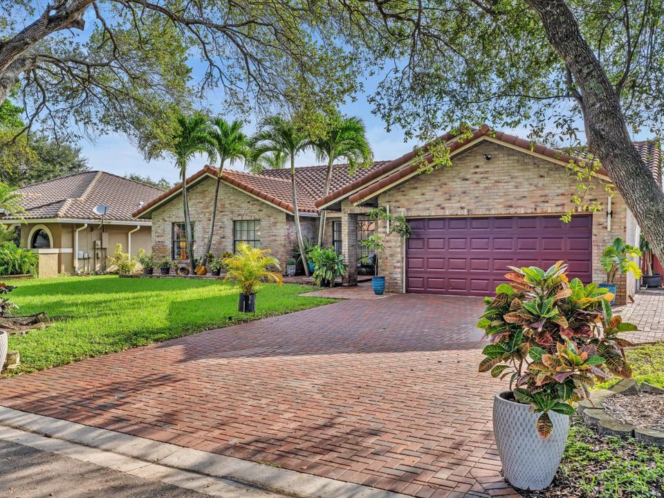 For Sale: $780,000 (4 beds, 2 baths, 2220 Square Feet)