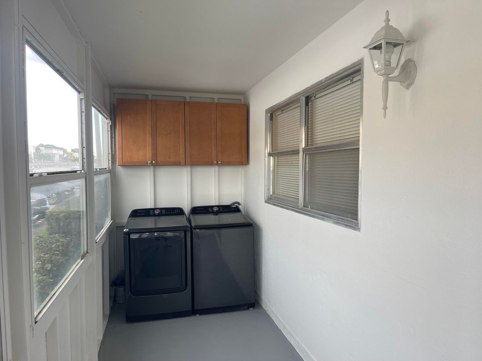 For Sale: $200,000 (2 beds, 2 baths, 880 Square Feet)