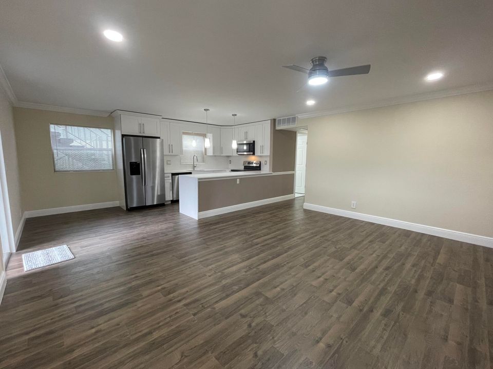 For Sale: $200,000 (2 beds, 2 baths, 880 Square Feet)