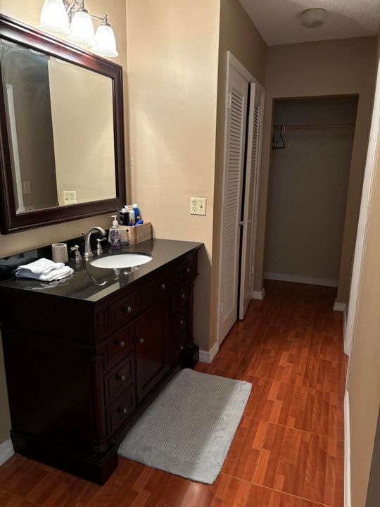 For Rent: $3,300 (1 beds, 1 baths, 908 Square Feet)