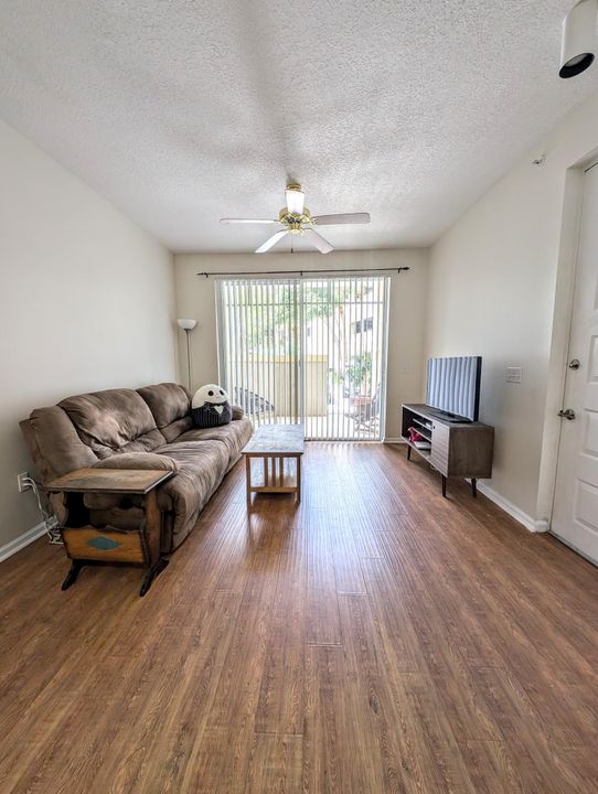 For Rent: $2,300 (1 beds, 1 baths, 596 Square Feet)