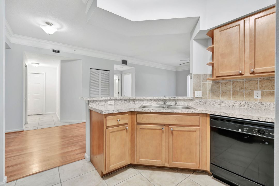 Active With Contract: $2,350 (2 beds, 2 baths, 1213 Square Feet)