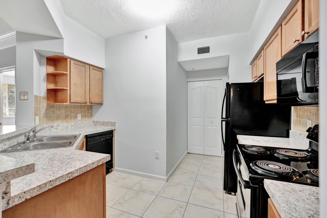 Active With Contract: $2,350 (2 beds, 2 baths, 1213 Square Feet)