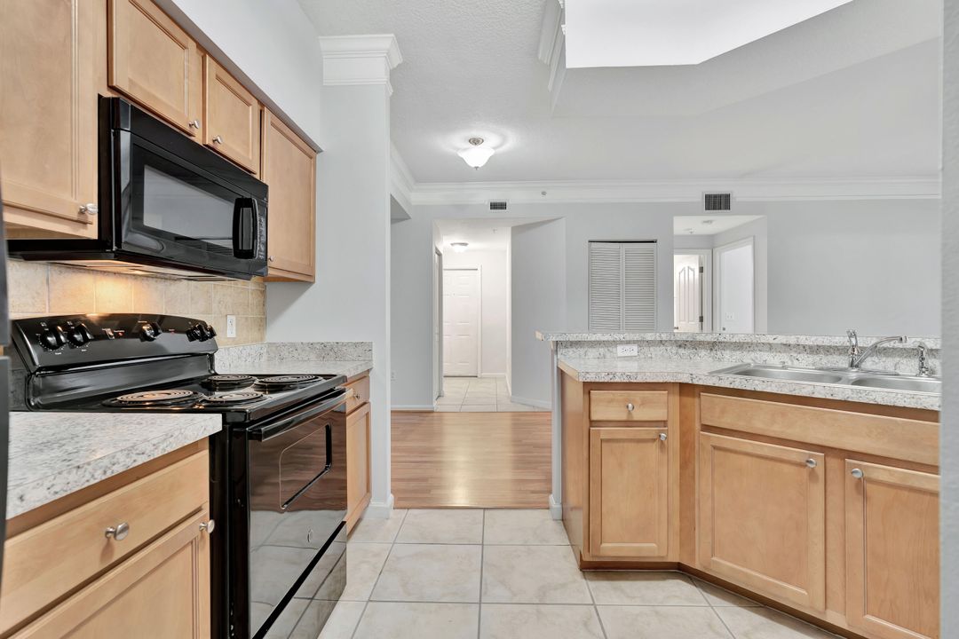 Active With Contract: $2,350 (2 beds, 2 baths, 1213 Square Feet)