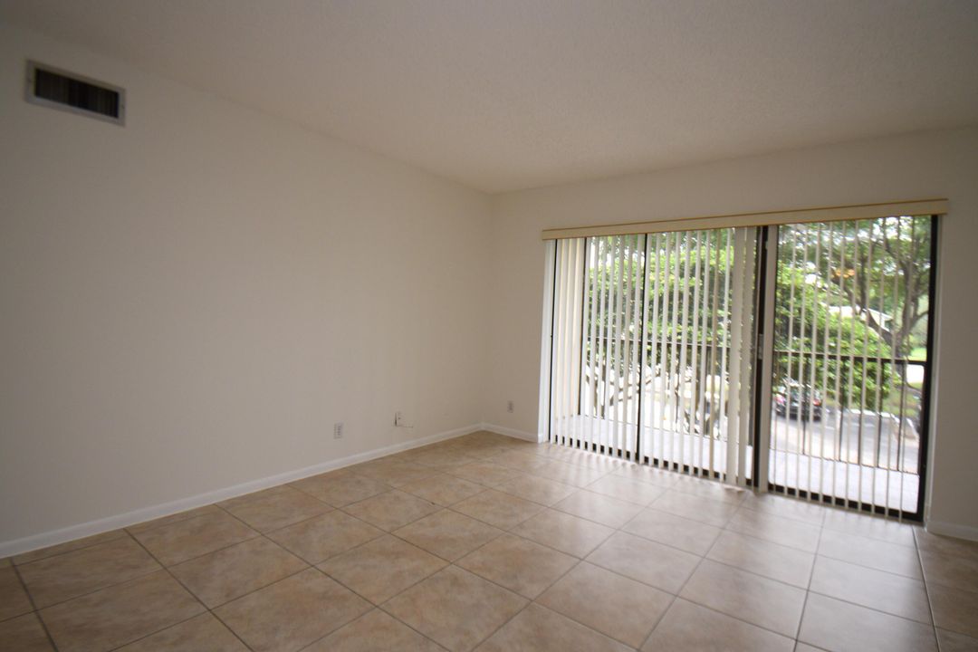 For Rent: $1,900 (2 beds, 2 baths, 1005 Square Feet)