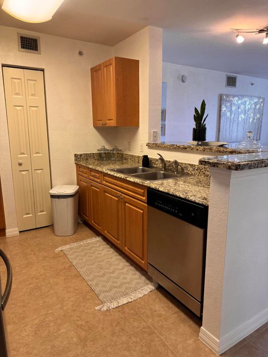 For Sale: $269,000 (2 beds, 2 baths, 880 Square Feet)