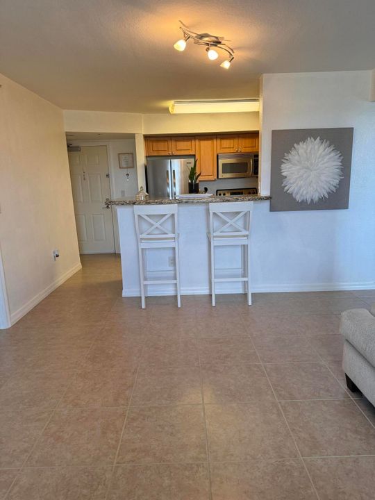 For Sale: $269,000 (2 beds, 2 baths, 880 Square Feet)