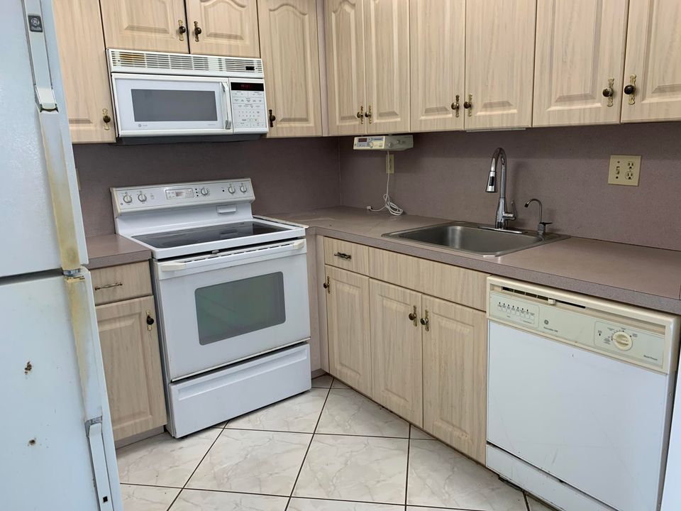 For Sale: $110,000 (1 beds, 1 baths, 760 Square Feet)