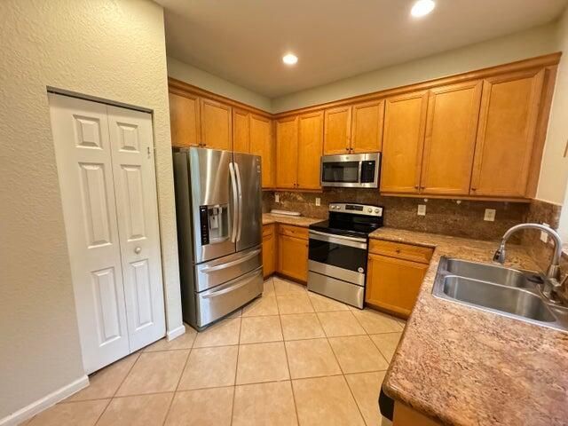 For Rent: $3,600 (4 beds, 2 baths, 2220 Square Feet)