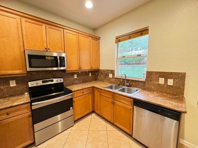 For Rent: $3,600 (4 beds, 2 baths, 2220 Square Feet)