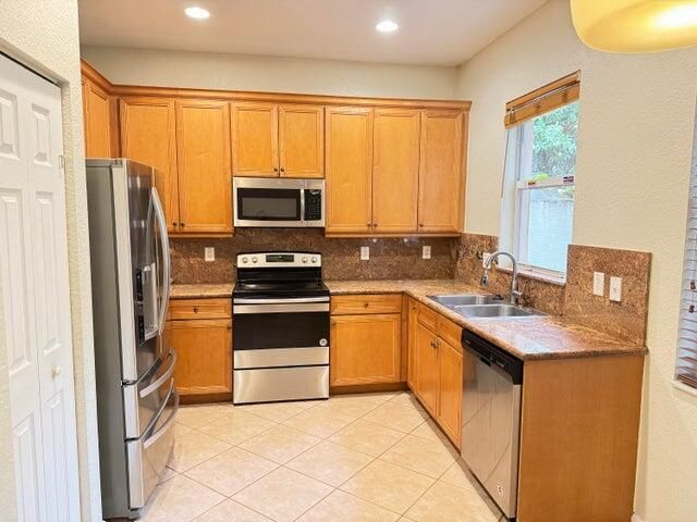 For Rent: $3,600 (4 beds, 2 baths, 2220 Square Feet)