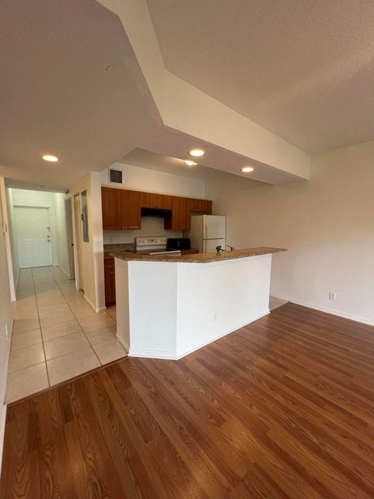 Active With Contract: $2,250 (3 beds, 2 baths, 1061 Square Feet)