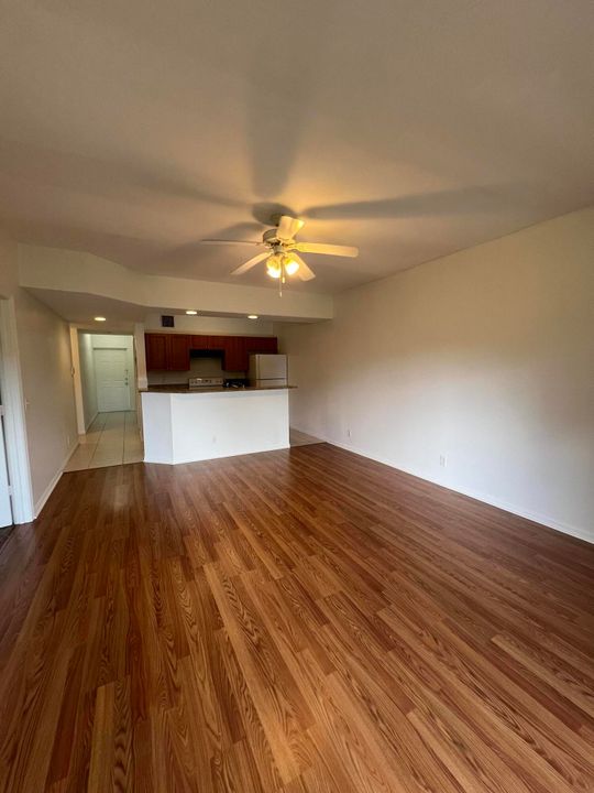 Active With Contract: $2,250 (3 beds, 2 baths, 1061 Square Feet)