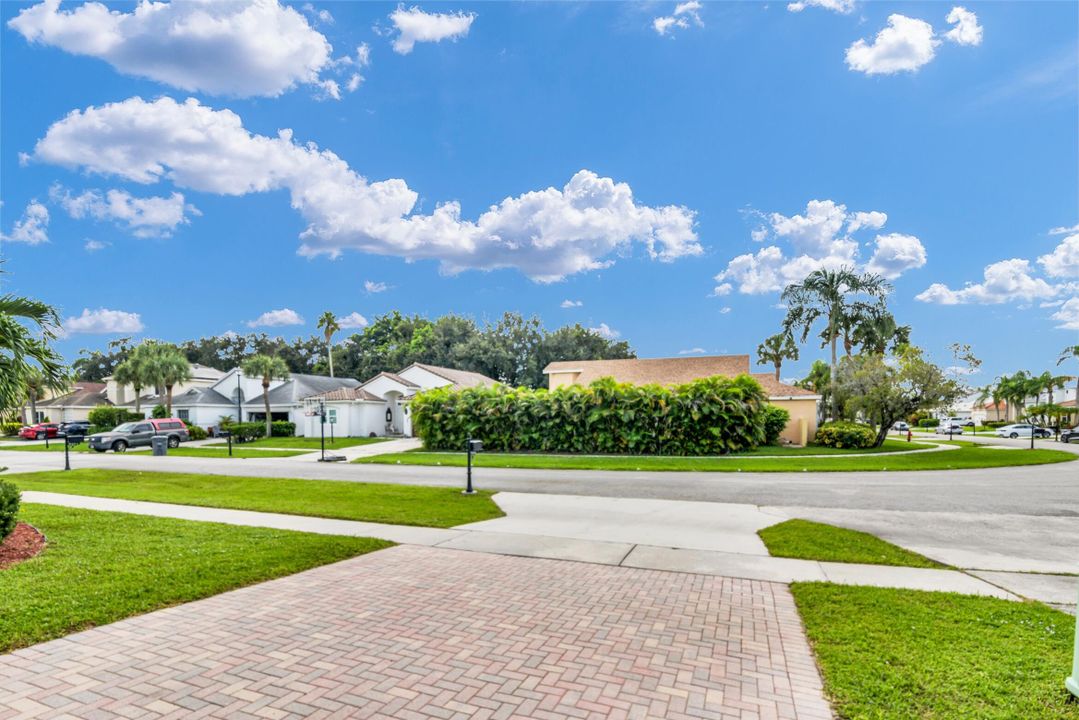 For Sale: $689,000 (3 beds, 2 baths, 1984 Square Feet)