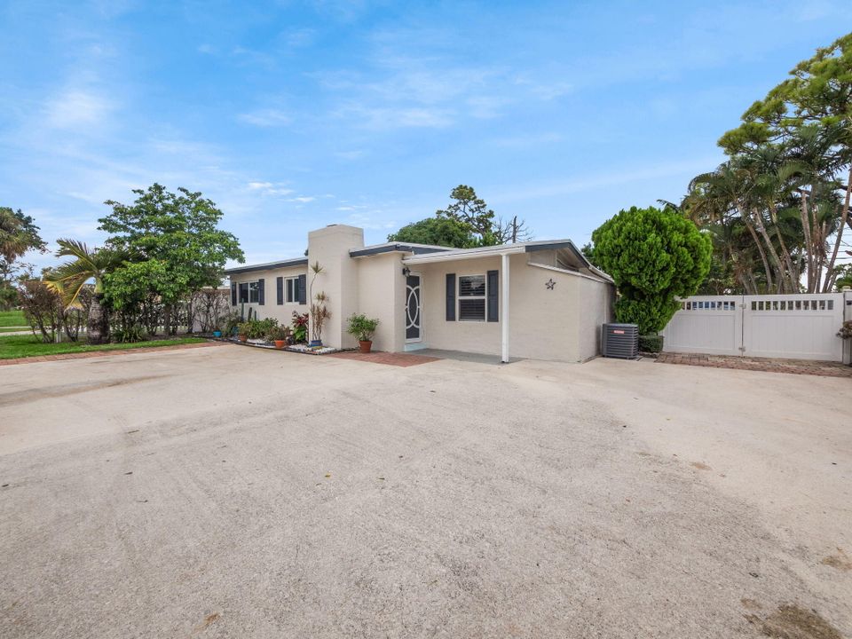 For Sale: $435,000 (3 beds, 2 baths, 1147 Square Feet)