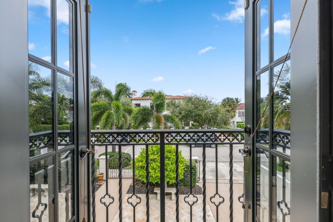 For Sale: $3,895,000 (5 beds, 4 baths, 3210 Square Feet)