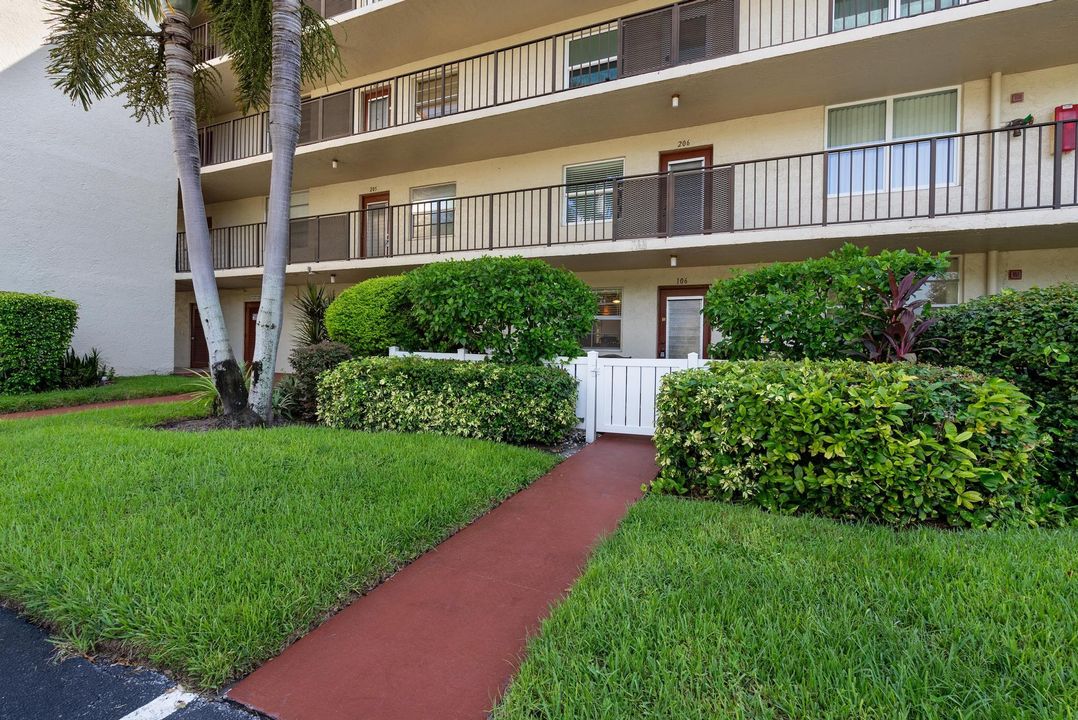 Active With Contract: $195,900 (2 beds, 2 baths, 1006 Square Feet)