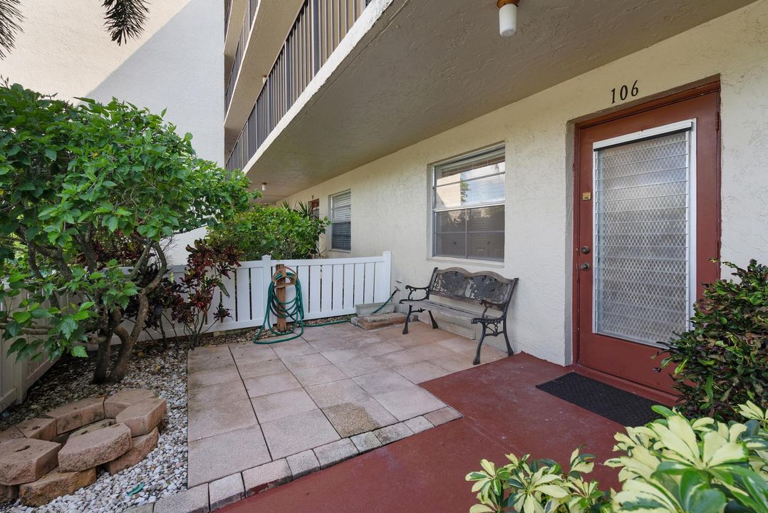 Active With Contract: $195,900 (2 beds, 2 baths, 1006 Square Feet)