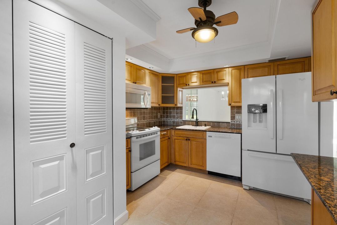 Active With Contract: $195,900 (2 beds, 2 baths, 1006 Square Feet)