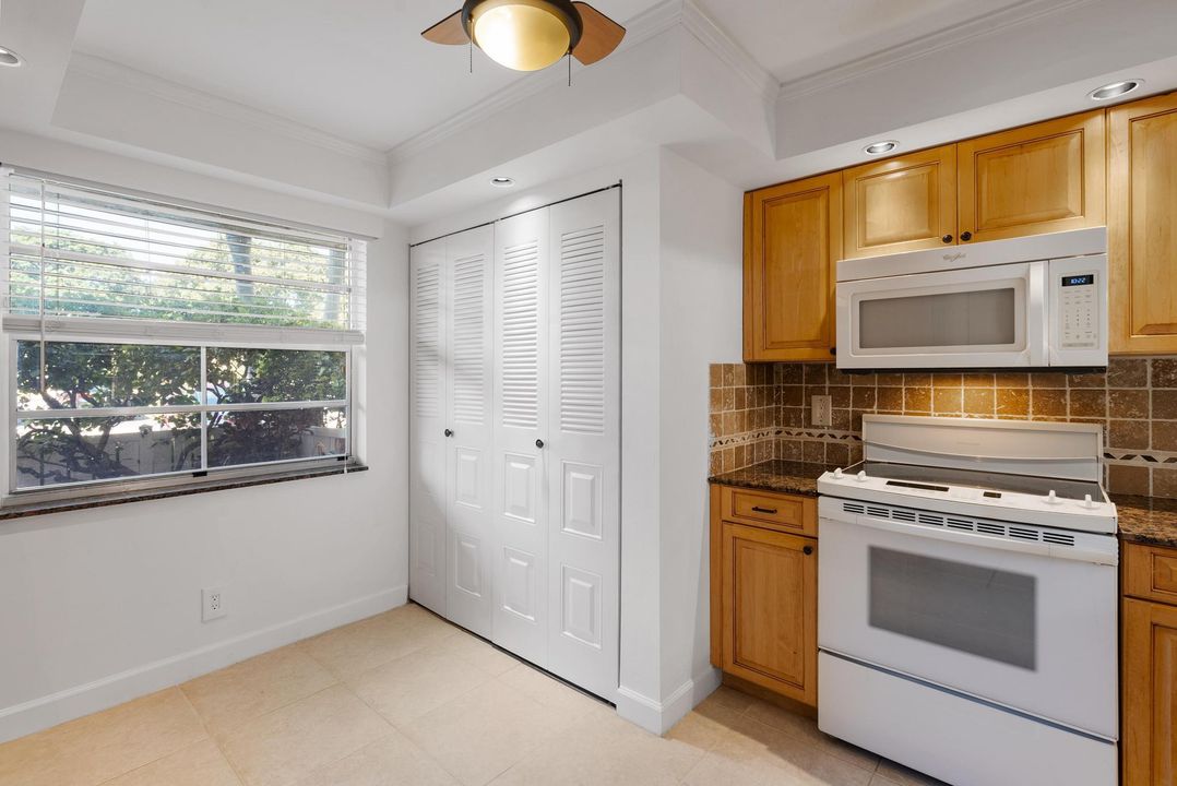 Active With Contract: $195,900 (2 beds, 2 baths, 1006 Square Feet)