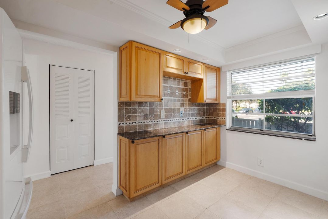 Active With Contract: $195,900 (2 beds, 2 baths, 1006 Square Feet)