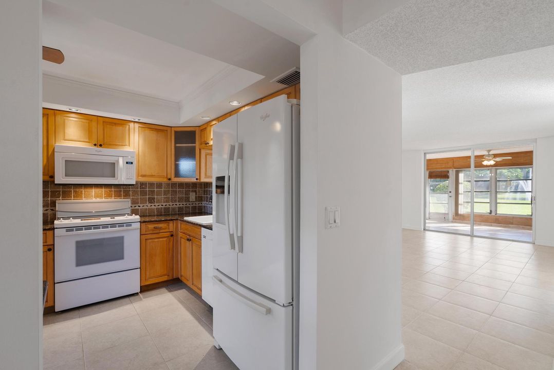 Active With Contract: $195,900 (2 beds, 2 baths, 1006 Square Feet)