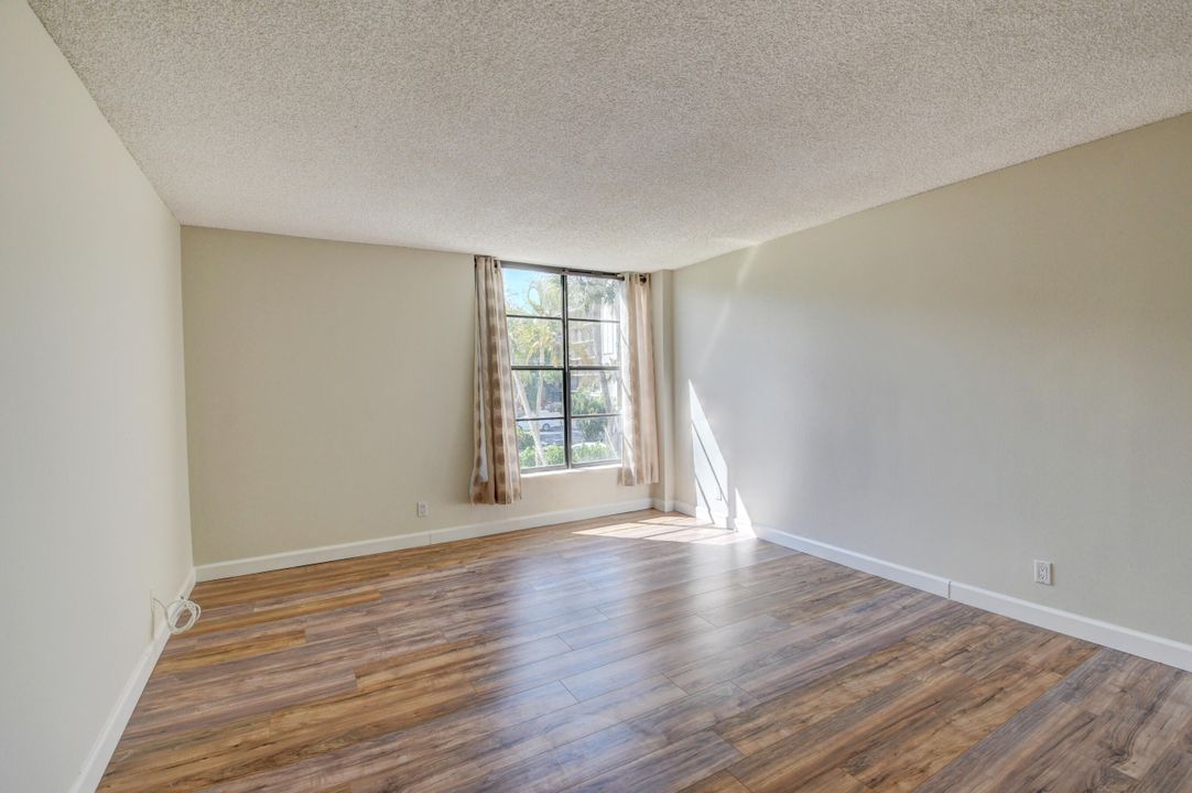 For Sale: $369,900 (2 beds, 2 baths, 1130 Square Feet)