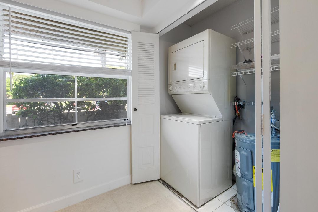 Active With Contract: $195,900 (2 beds, 2 baths, 1006 Square Feet)