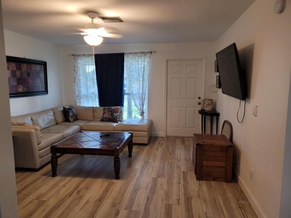 For Rent: $2,100 (2 beds, 1 baths, 1131 Square Feet)